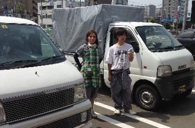 札幌不用品処分トラックとスタッフ